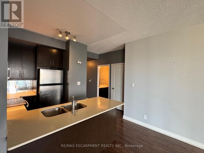 Building Photo - 50 Absolute Ave