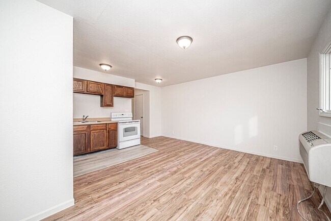 Foto del edificio - Please View 3D Virtual Walk-Through Before Scheduling a Showing