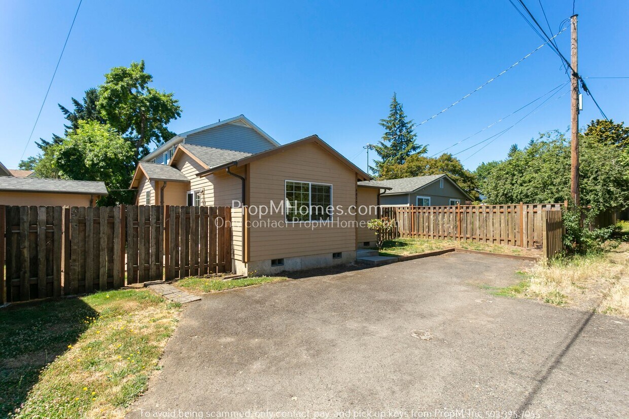Primary Photo - Lovely Two Bedroom One Bath Home in Univer...