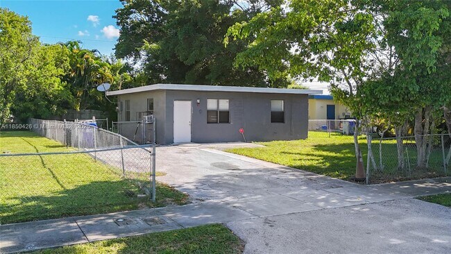 Foto del edificio - 2419 NW 6th Ct