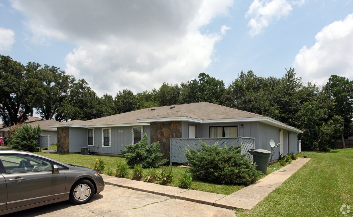 Foto del edificio - 8180 Stonebrook Dr