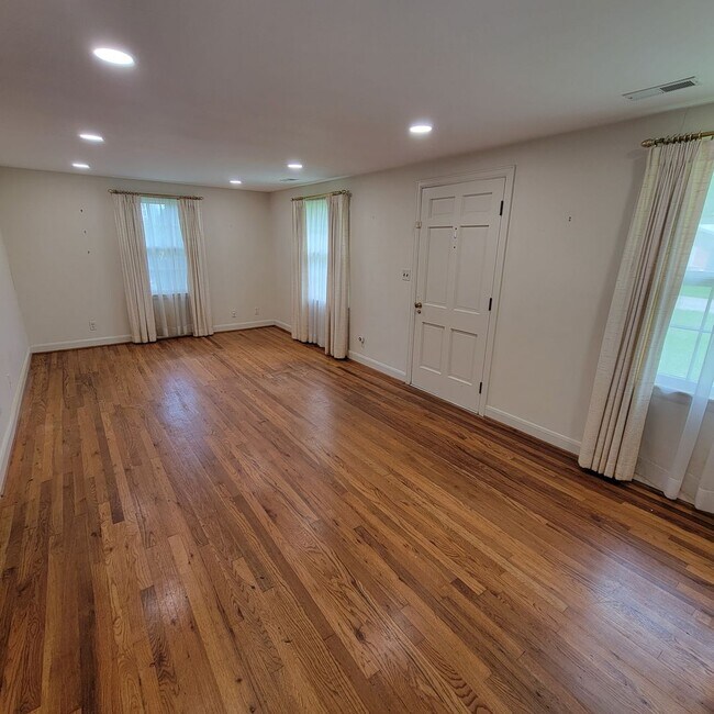 Building Photo - 3/1 House with Storage Garage-Cookeville C...