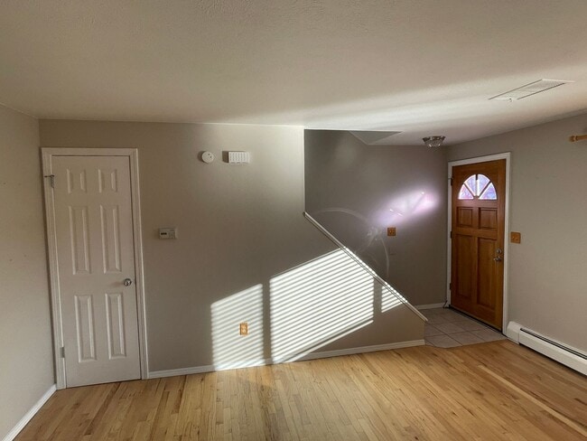 Foto del edificio - Great Golden Location for 2-Bed, 1.5 Bath Condo with 2-Off Street Parking Spaces - Private Yard!