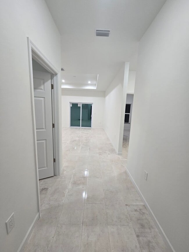 Building Photo - Brand new 3+DEN -2 BATHROOM 2 CAR GARAGE I...