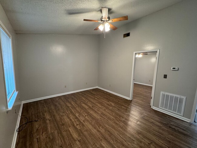 Building Photo - 1BR/1BA FOR RENT