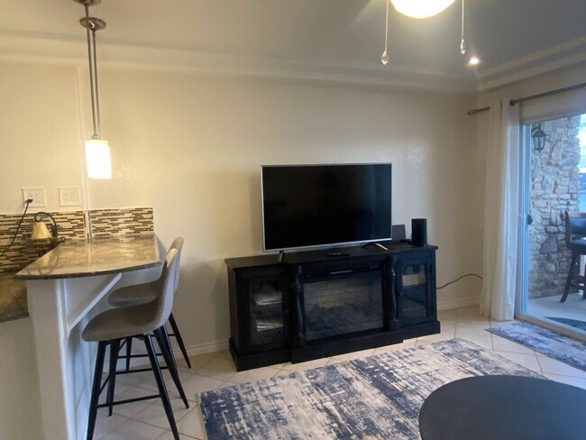 Foto del edificio - FURNISHED STUDIO CONDO WITH A MILLION DOLLAR LAKE VIEW