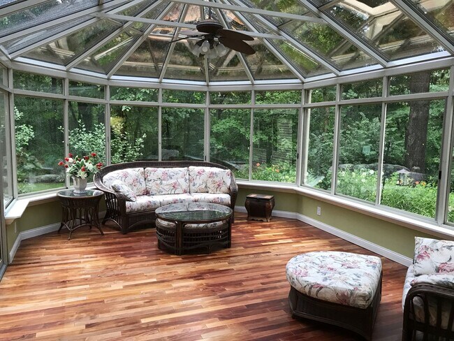 Foto del edificio - Beautifully secluded 5 bedroom home in the...