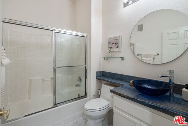Guest Bath - 10604 Valley Spring Ln