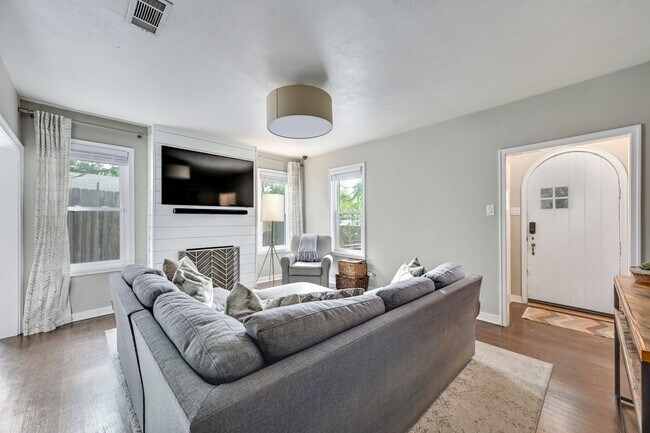 Foto del edificio - 2202 Sharon Ln