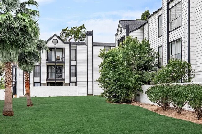 Building Photo - 4400 Memorial Dr