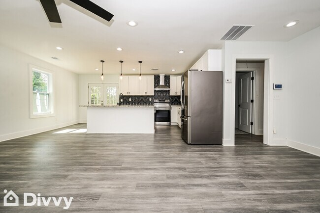 Foto del edificio - 524 Emily Pl NW