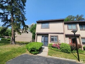 Building Photo - 43 Point of Woods Dr