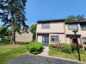 Building Photo - 43 Point of Woods Dr