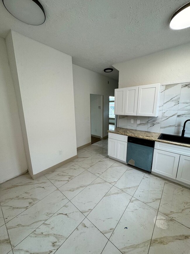 Foto del edificio - 3 Bed 1 Bath in Logan District