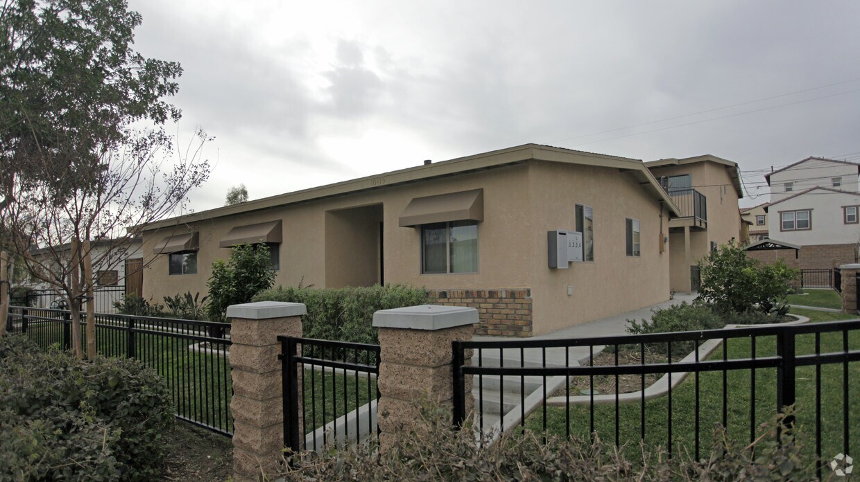 Primary Photo - 10410 Amherst Ave