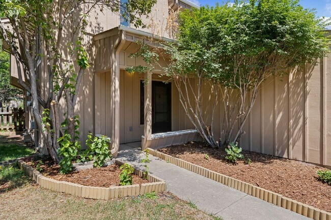 Building Photo - 512 Strachan Dr