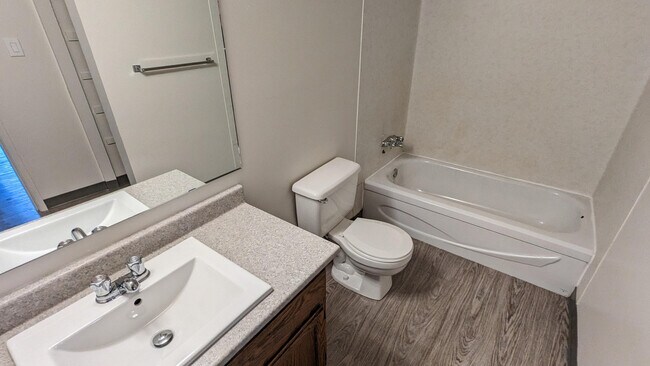 Photo du bâtiment - Mainstreet Fairmont Village Apartments