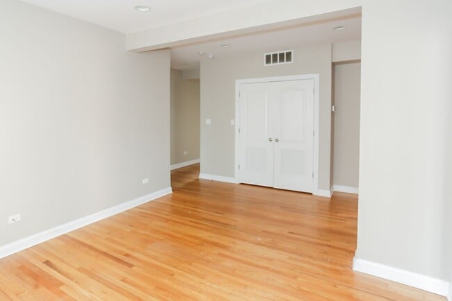 Foto del edificio - 3804 N Marshfield Ave