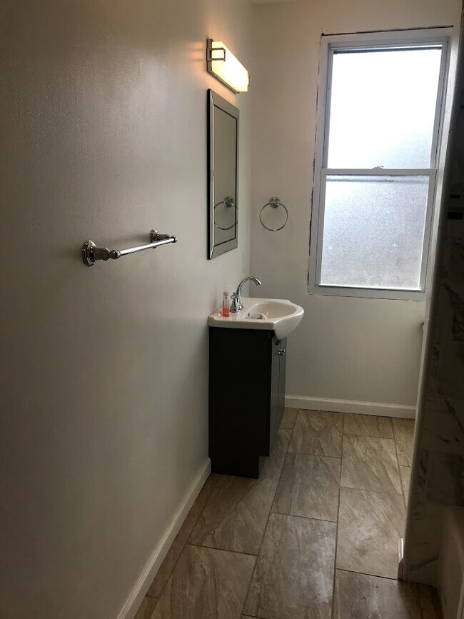 Baño completo en el primer piso - 430 Pearl St
