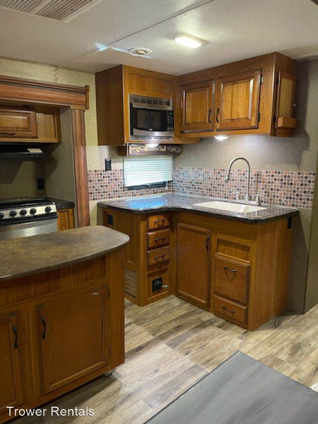 Building Photo - 1 br, 1 bath House - 14730 S Bonanza Ave