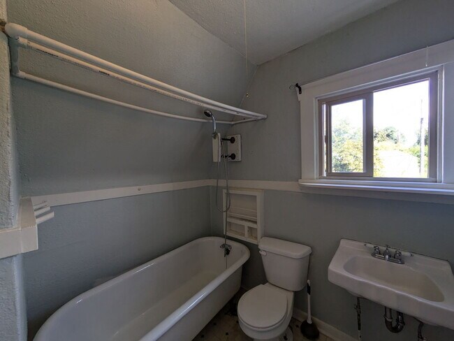 Foto del edificio - Across from Bellingham High | 5 Bed, 2 Bath Home | Minutes to Trader Joe's & I-5 | Pet Friendly |...