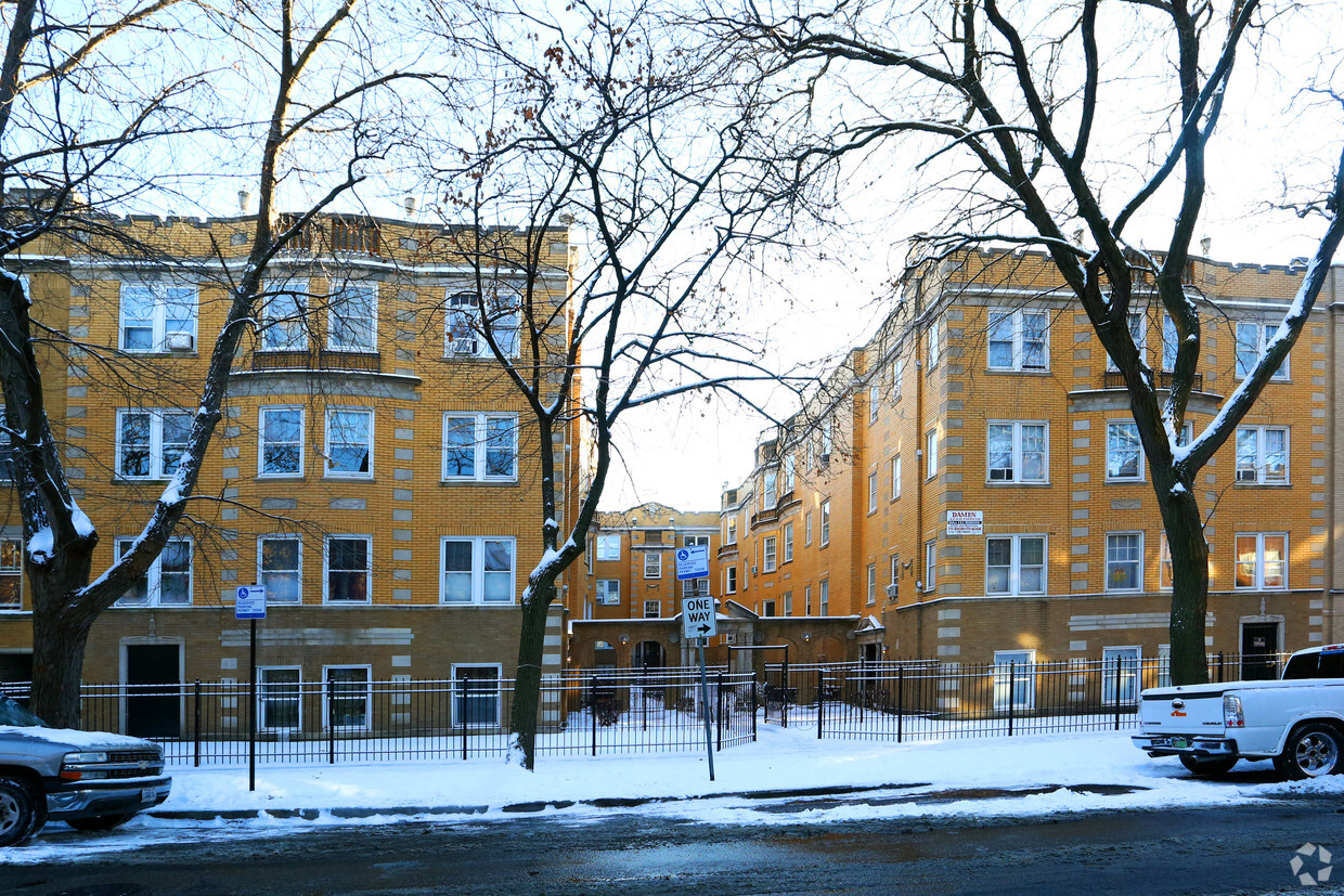 Primary Photo - Damen Apartments