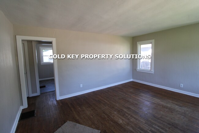 Foto del edificio - Cute 3 bed, 1 bath with 2 car detached gar...