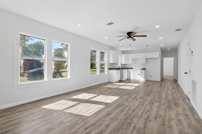 Foto del edificio - 301 E 3rd St