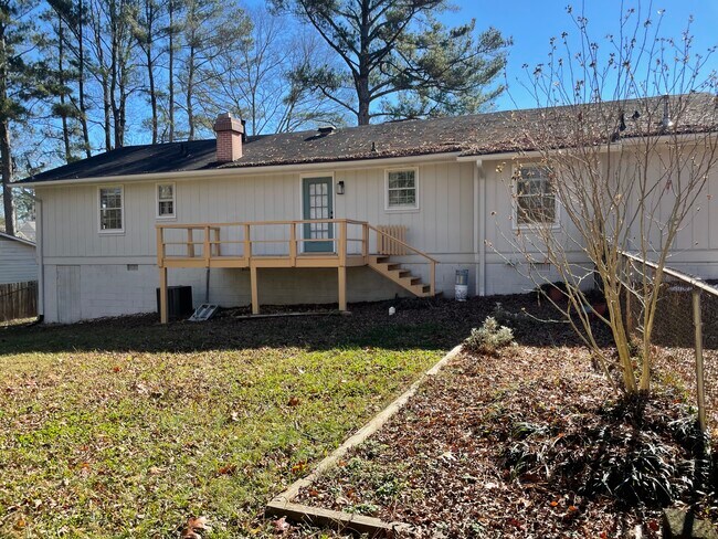 Back view - 910 Concord Rd SW