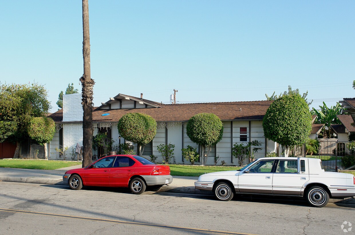 Primary Photo - 2103 E Almont Ave