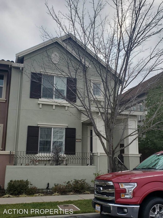 Foto principal - 3040 Village Plaza Dr