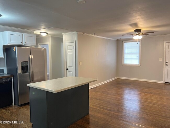 Building Photo - 965 N Pierce Ave