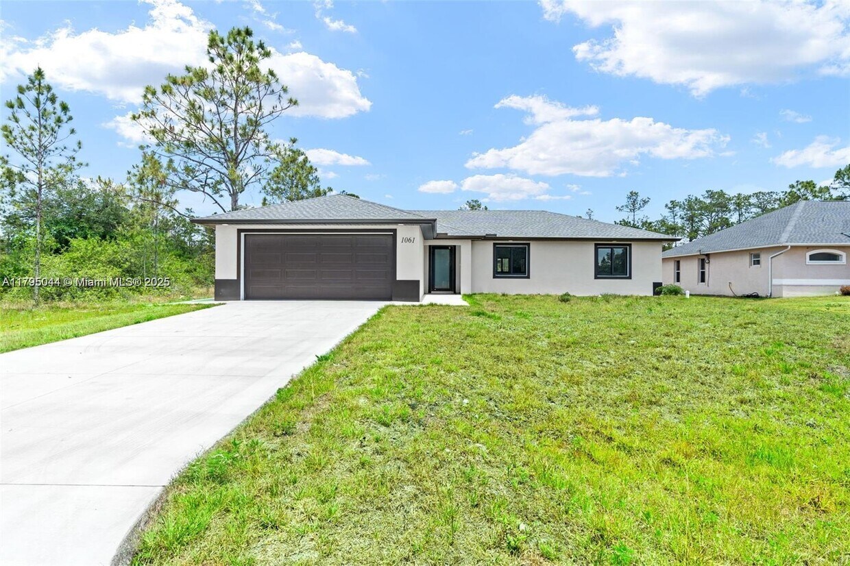 Foto principal - 1061 Butler St E