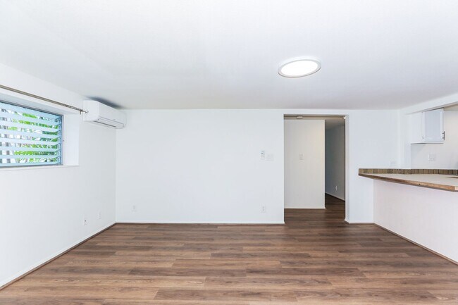 Foto del edificio - Kahala Avenue Beachside - remodeled 2 bedroom, 1 bath with Luxury Vinyl Plank Flooring