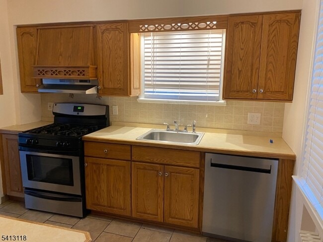 Building Photo - 52 Day St