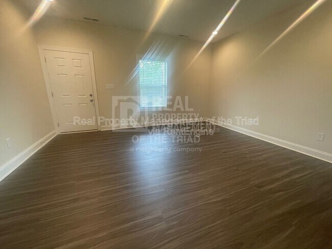 Foto del edificio - 206 Hassellwood Dr