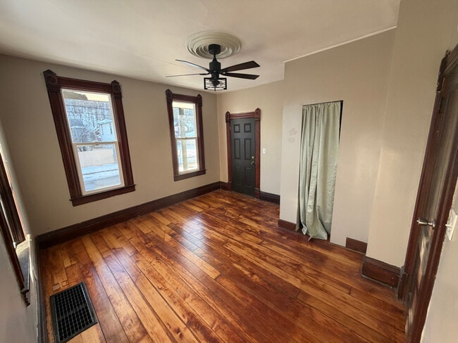 Foto del edificio - 489 Almond St