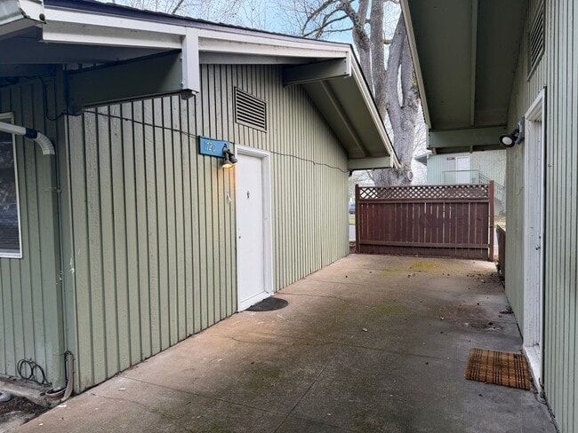 Photo - Updated 2 bedroom 1 bath duplex in Eugene! House