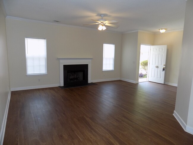 Foto del edificio - **Available to view mid June** 2 Bedroom, ...