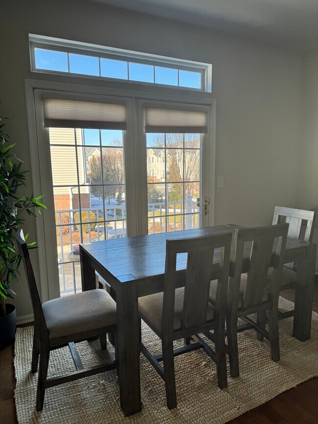 Foto del edificio - 813 Deluca Rd