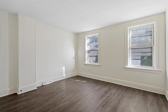 Building Photo - Bright 2 Bedroom, 1 Bath Home in Harrisburg, Pa!