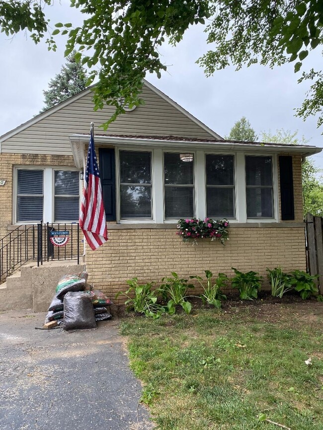 Building Photo - 800 W Friendly Ave
