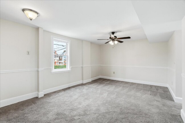 Foto del edificio - 100 E 8th St