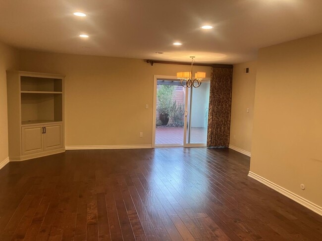 Very large living room - 4105 Collwood Ln