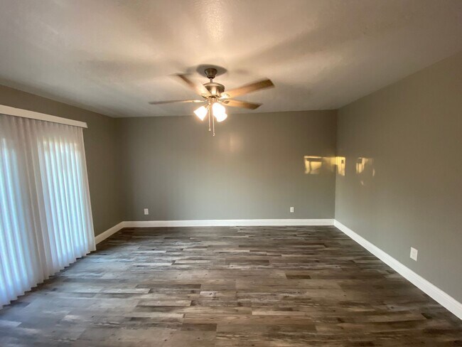 Foto del edificio - Gorgeous 3 BD 2 BA remodeled home availabl...