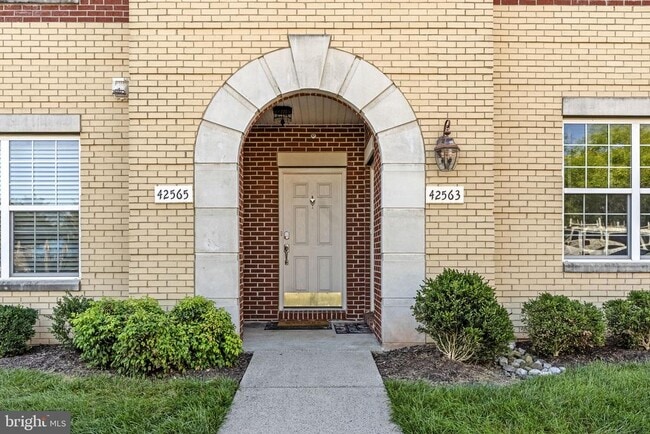 Building Photo - 42563 Highgate Terrace