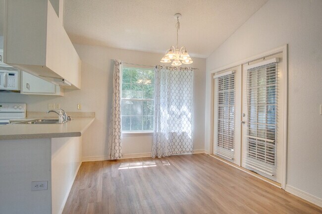 Foto del edificio - Northeast Pensacola 2 R, 2BA Home Near UWF with Wood-Look Flooring, Large Sunroom, Spacious Lot &...