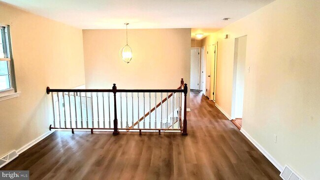 Building Photo - 1343 Ridgeview Cir
