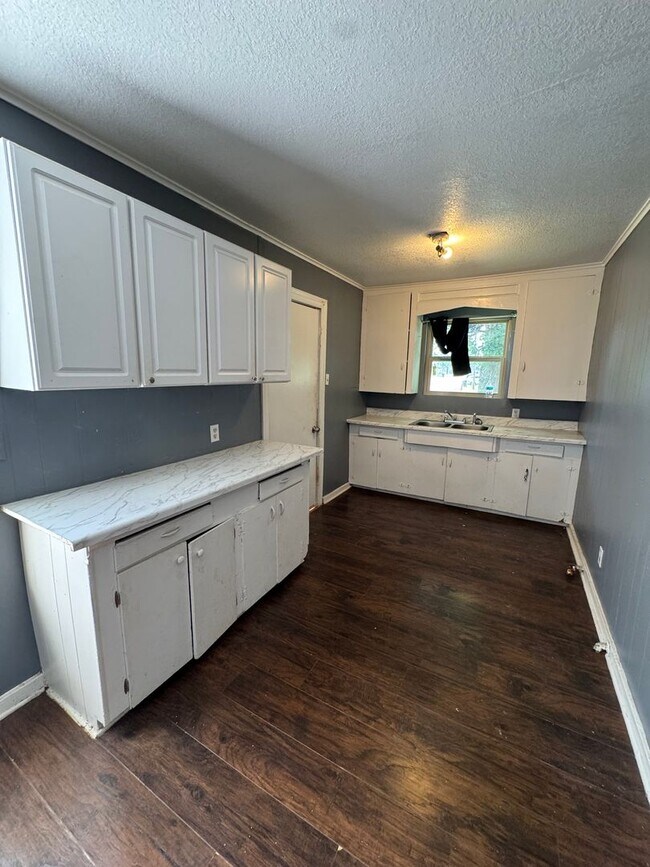 Building Photo - Refreshed 3 Bedroom Home