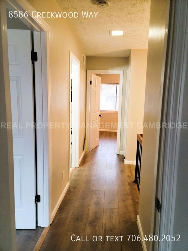 Foto del edificio - 8586 Creekwood Way